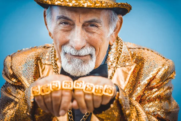 Engraçado Extravagante Homem Sênior Posando Fundo Colorido Jovem Velho Nos — Fotografia de Stock