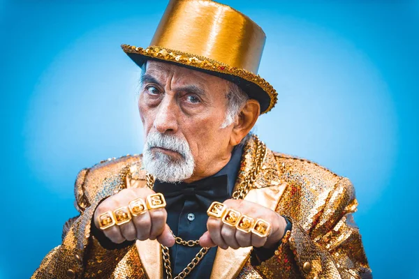 Смешной Экстравагантный Пожилой Человек Позирует Цветном Фоне Юный Старик Шестидесятых — стоковое фото