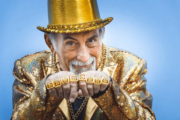 Смешной Экстравагантный Пожилой Человек Позирует Цветном Фоне Юный Старик Шестидесятых — стоковое фото