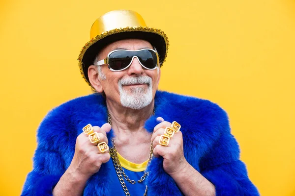 Lustige Und Extravagante Senioren Posieren Auf Farbigem Hintergrund Jugendlicher Alter — Stockfoto