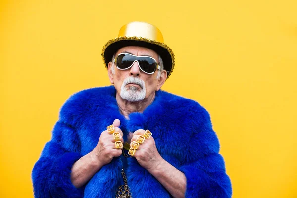 Divertente Stravagante Uomo Anziano Posa Sfondo Colorato Giovane Vecchio Negli — Foto Stock