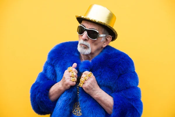 Grappige Extravagante Senior Man Die Zich Voordeed Gekleurde Achtergrond Jeugdige — Stockfoto