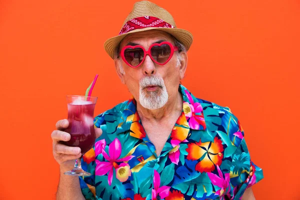 Komik ve savurgan komuta sizde renkli arka plan - genç yaşlı adam altmışlı yıllarda eğleniyor ve parti poz