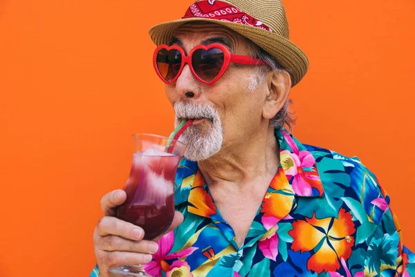 Komik ve savurgan komuta sizde renkli arka plan - genç yaşlı adam altmışlı yıllarda eğleniyor ve parti poz