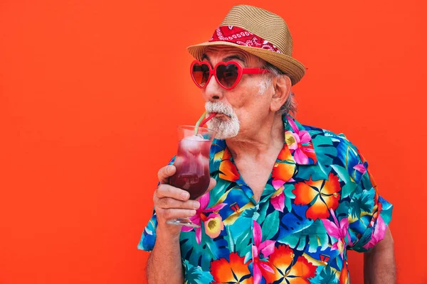 Hombre Mayor Divertido Extravagante Posando Sobre Fondo Color Viejo Joven — Foto de Stock