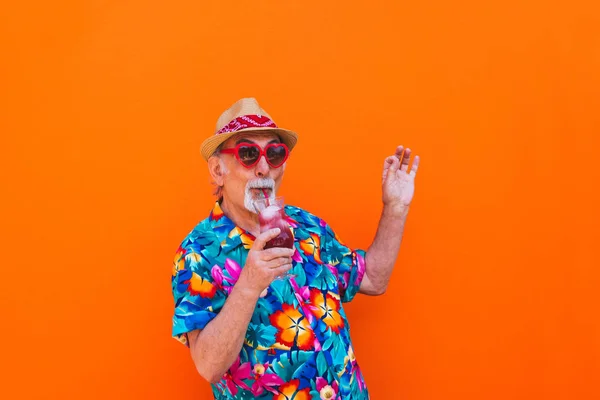 Hombre Mayor Divertido Extravagante Posando Sobre Fondo Color Viejo Joven — Foto de Stock