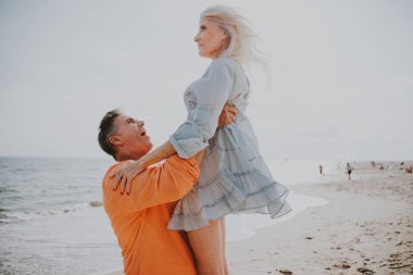 Plajda vakit kıdemli mutlu çift. Aşk, kıdem ve insanlar hakkındaki kavramları