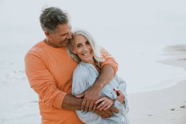 Plajda vakit kıdemli mutlu çift. Aşk, kıdem ve insanlar hakkındaki kavramları