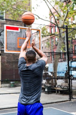 New York'ta bir sahada eğitim basketbol oyuncusu