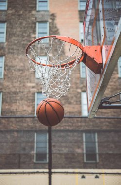 New York'ta bir sahada eğitim basketbol oyuncusu