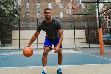 New York'ta bir sahada eğitim basketbol oyuncusu