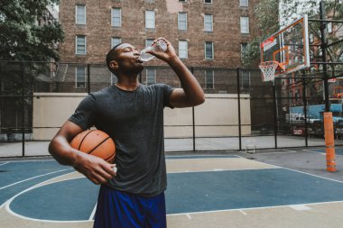 New York'ta bir sahada eğitim basketbol oyuncusu