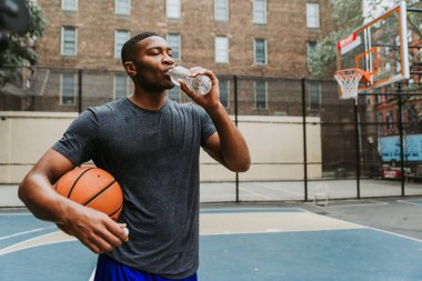 New York'ta bir sahada eğitim basketbol oyuncusu
