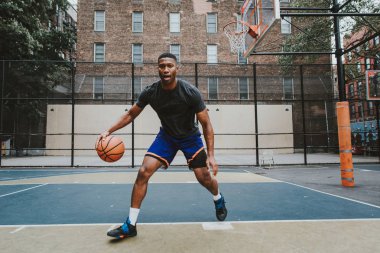 New York'ta bir sahada eğitim basketbol oyuncusu