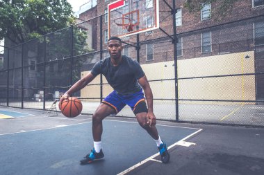 New York'ta bir sahada eğitim basketbol oyuncusu