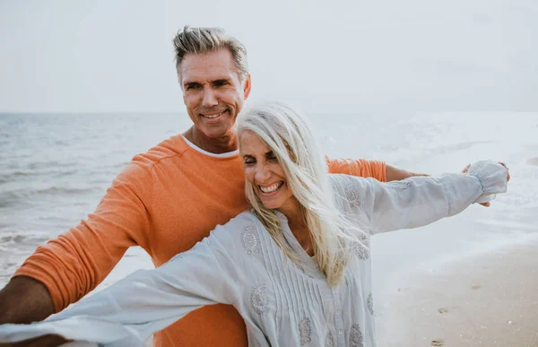 幸福的老夫妇在海滩上度过 关于爱情 资历和人的概念 — 图库照片