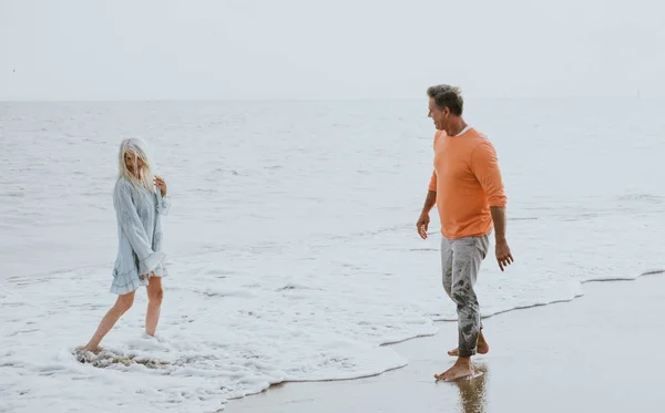 Glückliches Seniorenpaar Das Zeit Strand Verbringt Konzepte Über Liebe Dienstalter — Stockfoto
