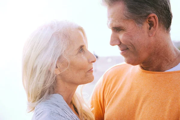 Gelukkige Senior Paar Tijd Doorbrengen Het Strand Concepten Liefde Anciënniteit — Stockfoto