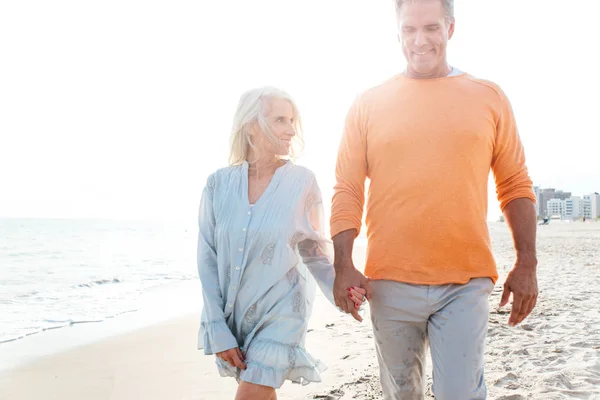 Casal Sénior Feliz Passar Tempo Praia Conceitos Sobre Amor Antiguidade — Fotografia de Stock