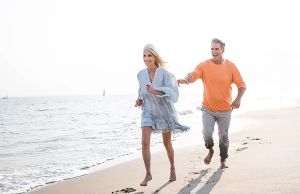 Casal Sénior Feliz Passar Tempo Praia Conceitos Sobre Amor Antiguidade — Fotografia de Stock