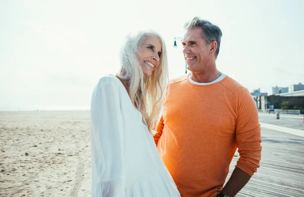 Casal Sénior Feliz Passar Tempo Praia Conceitos Sobre Amor Antiguidade — Fotografia de Stock