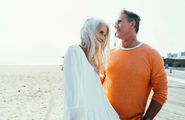 Glückliches Seniorenpaar Das Zeit Strand Verbringt Konzepte Über Liebe Dienstalter — Stockfoto