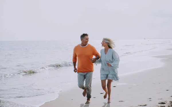 Casal Sénior Feliz Passar Tempo Praia Conceitos Sobre Amor Antiguidade — Fotografia de Stock