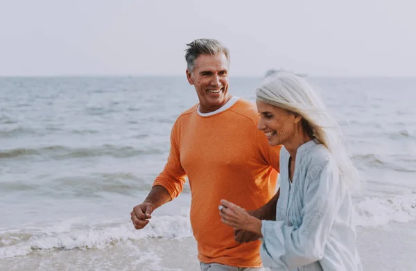 Glückliches Seniorenpaar Das Zeit Strand Verbringt Konzepte Über Liebe Dienstalter — Stockfoto