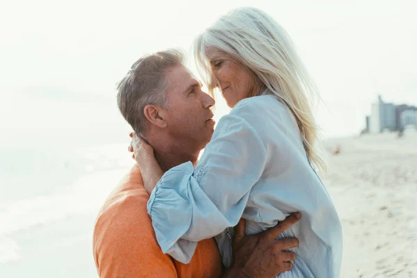 Feliz Pareja Mayor Pasando Tiempo Playa Conceptos Sobre Amor Antigüedad — Foto de Stock