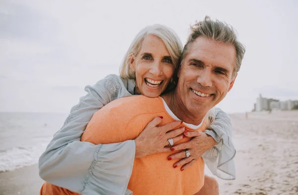 幸福的老夫妇在海滩上度过 关于爱情 资历和人的概念 — 图库照片