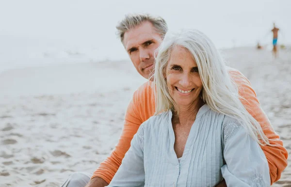 Cuplu Bătrâni Fericiţi Petrecând Timp Plajă Concepte Despre Dragoste Vechime — Fotografie, imagine de stoc