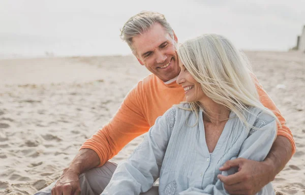 Glückliches Seniorenpaar Das Zeit Strand Verbringt Konzepte Über Liebe Dienstalter — Stockfoto