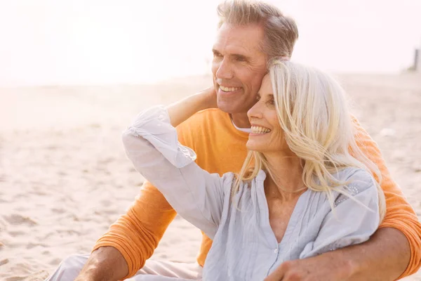 Feliz Pareja Mayor Pasando Tiempo Playa Conceptos Sobre Amor Antigüedad —  Fotos de Stock