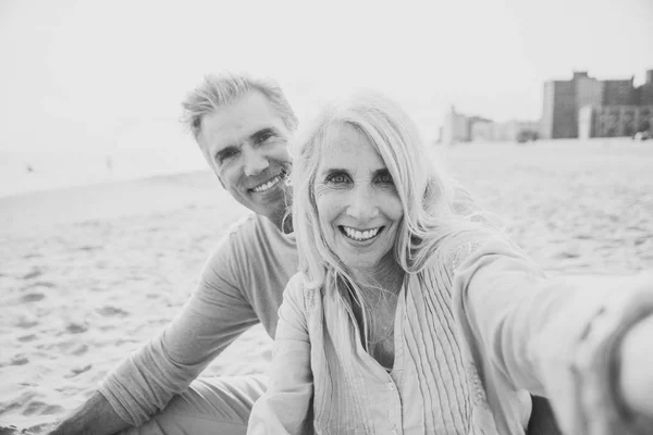 Glückliches Seniorenpaar Das Zeit Strand Verbringt Konzepte Über Liebe Dienstalter — Stockfoto