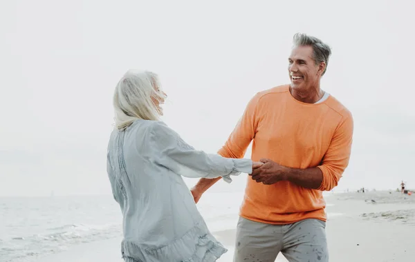 Feliz Pareja Mayor Pasando Tiempo Playa Conceptos Sobre Amor Antigüedad —  Fotos de Stock