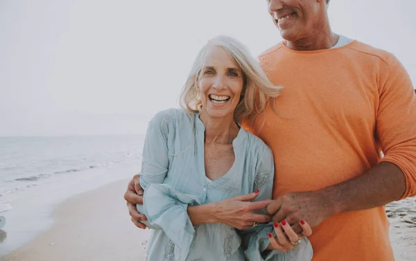 Casal Sénior Feliz Passar Tempo Praia Conceitos Sobre Amor Antiguidade — Fotografia de Stock