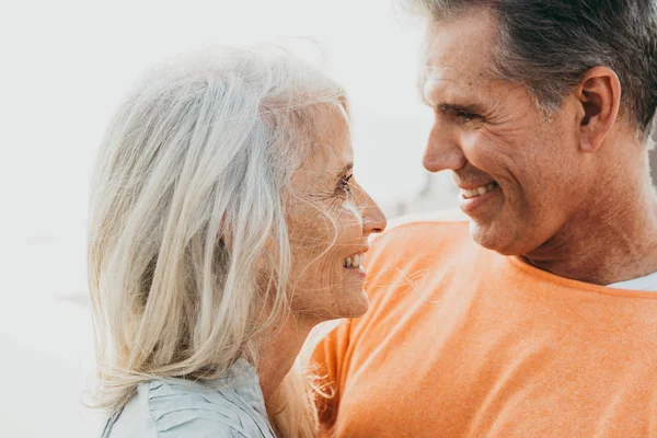 Szczęśliwa Para Starszy Spędzać Czas Plaży Pojęcia Miłości Staż Osób — Zdjęcie stockowe