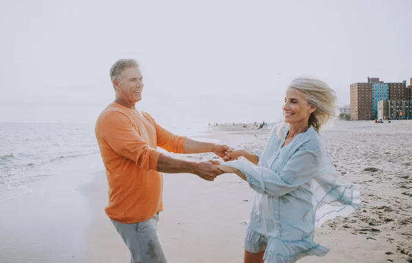 Casal Sénior Feliz Passar Tempo Praia Conceitos Sobre Amor Antiguidade — Fotografia de Stock