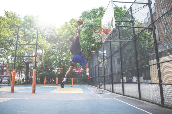 Jugador Baloncesto Entrenando Una Cancha Nueva York —  Fotos de Stock