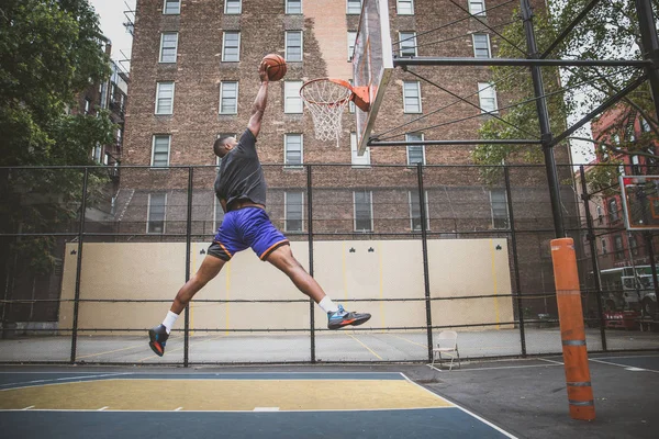 Jogador Basquete Treinando Uma Quadra Cidade Nova Iorque — Fotografia de Stock