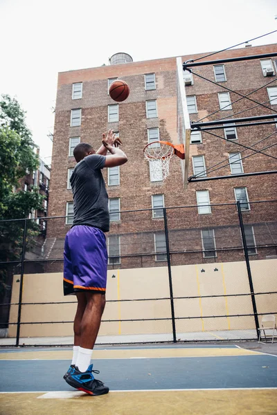 Jogador Basquete Treinando Uma Quadra Cidade Nova Iorque — Fotografia de Stock