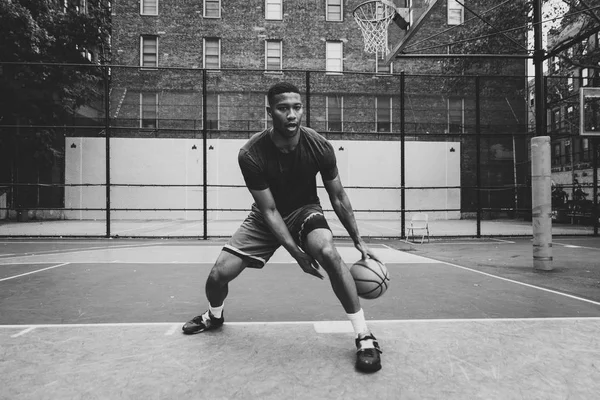 Jugador Baloncesto Entrenando Una Cancha Nueva York —  Fotos de Stock