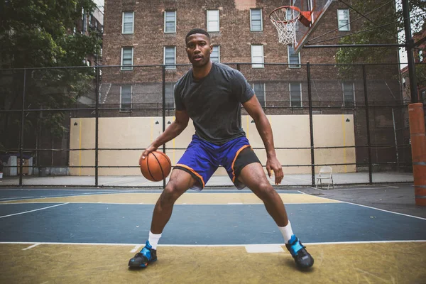 Jogador Basquete Treinando Uma Quadra Cidade Nova Iorque — Fotografia de Stock