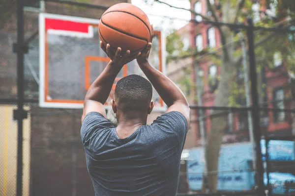 New York Bir Sahada Eğitim Basketbol Oyuncusu — Stok fotoğraf
