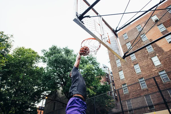 Jogador Basquete Treinando Uma Quadra Cidade Nova Iorque — Fotografia de Stock