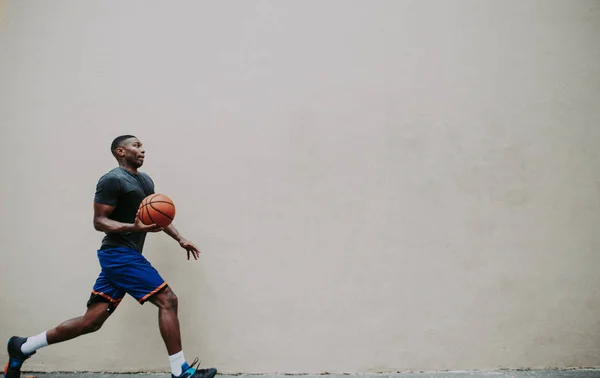 Jugador Baloncesto Entrenando Una Cancha Nueva York —  Fotos de Stock