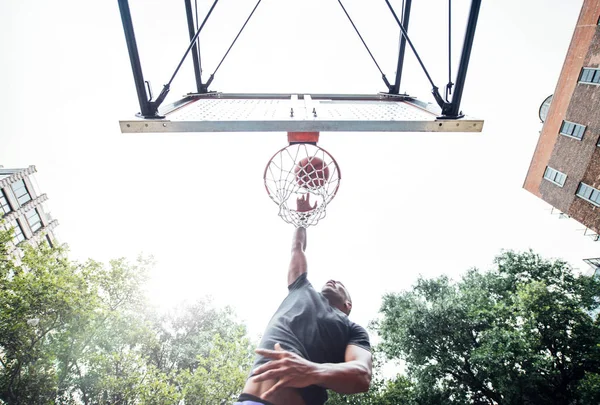 Баскетболист Тренируется Площадке Нью Йорке — стоковое фото