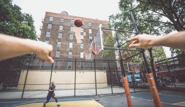 New York'ta bir sahada eğitim basketbol oyuncusu