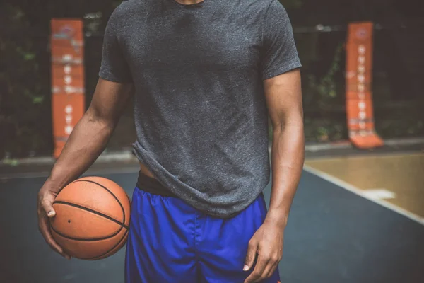 Jogador Basquete Treinando Uma Quadra Cidade Nova Iorque — Fotografia de Stock