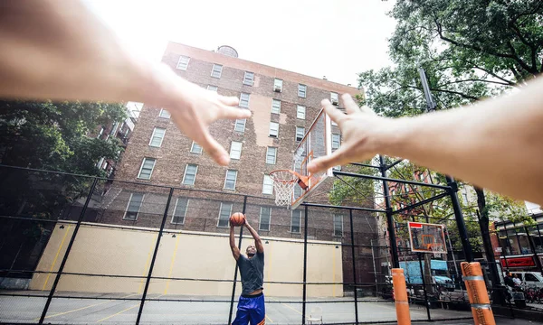 Jugador Baloncesto Entrenando Una Cancha Nueva York — Foto de Stock